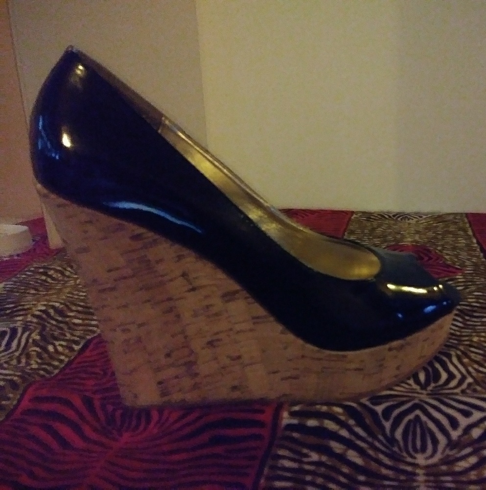 Patent leather wedge shoe